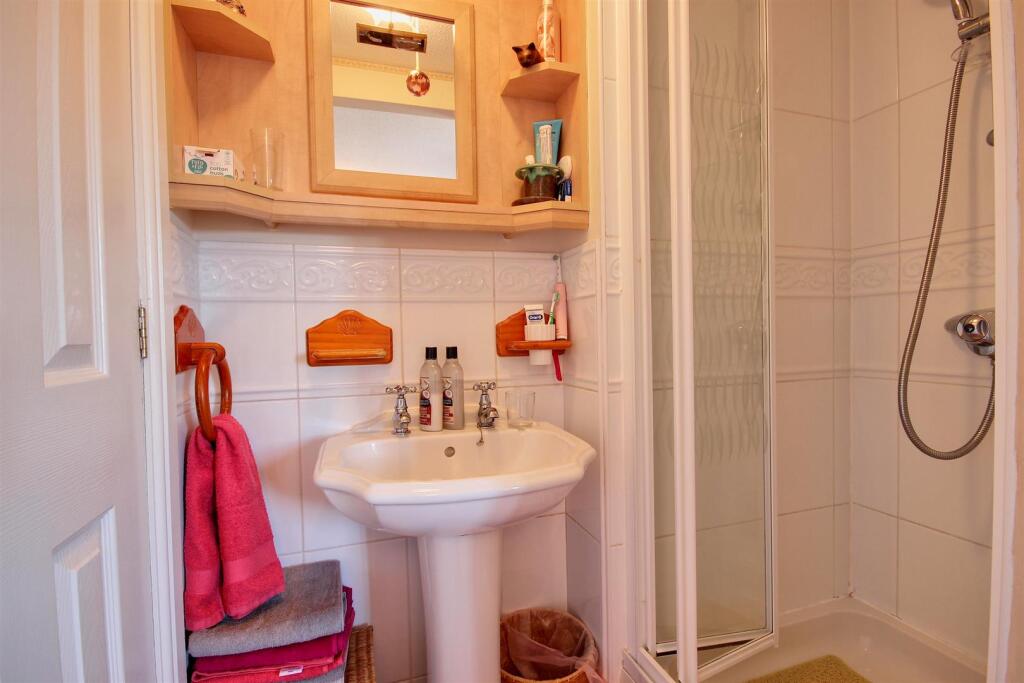 EN-SUITE SHOWER ROOM