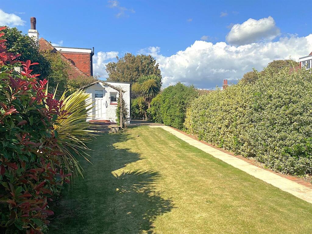 1 Bedford Ave - Garden2.jpg