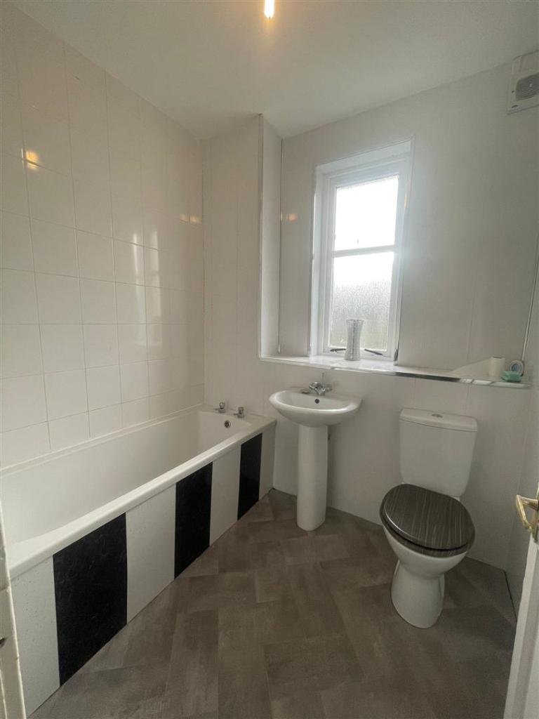 115 BurnsideAvenue Bathroom.jpg