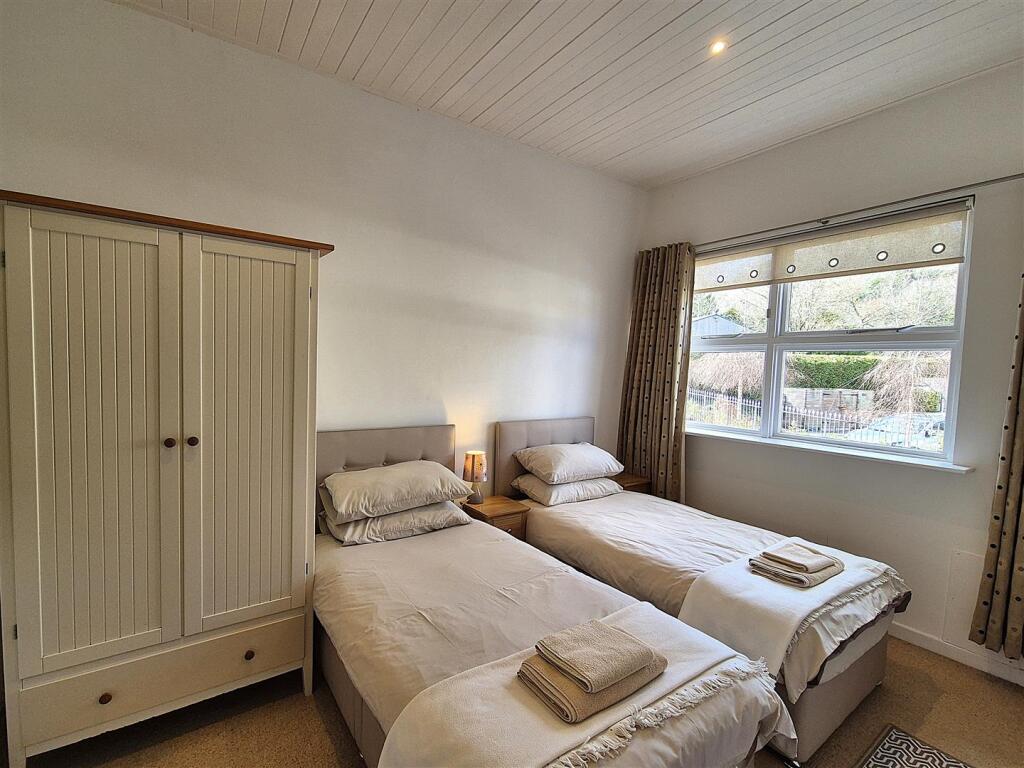 Twin bedroom.jpg
