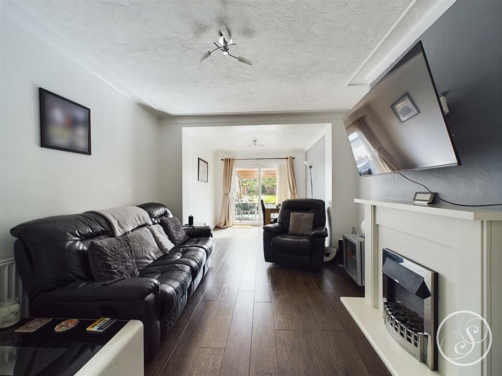SITTING ROOM/DINING ROOM