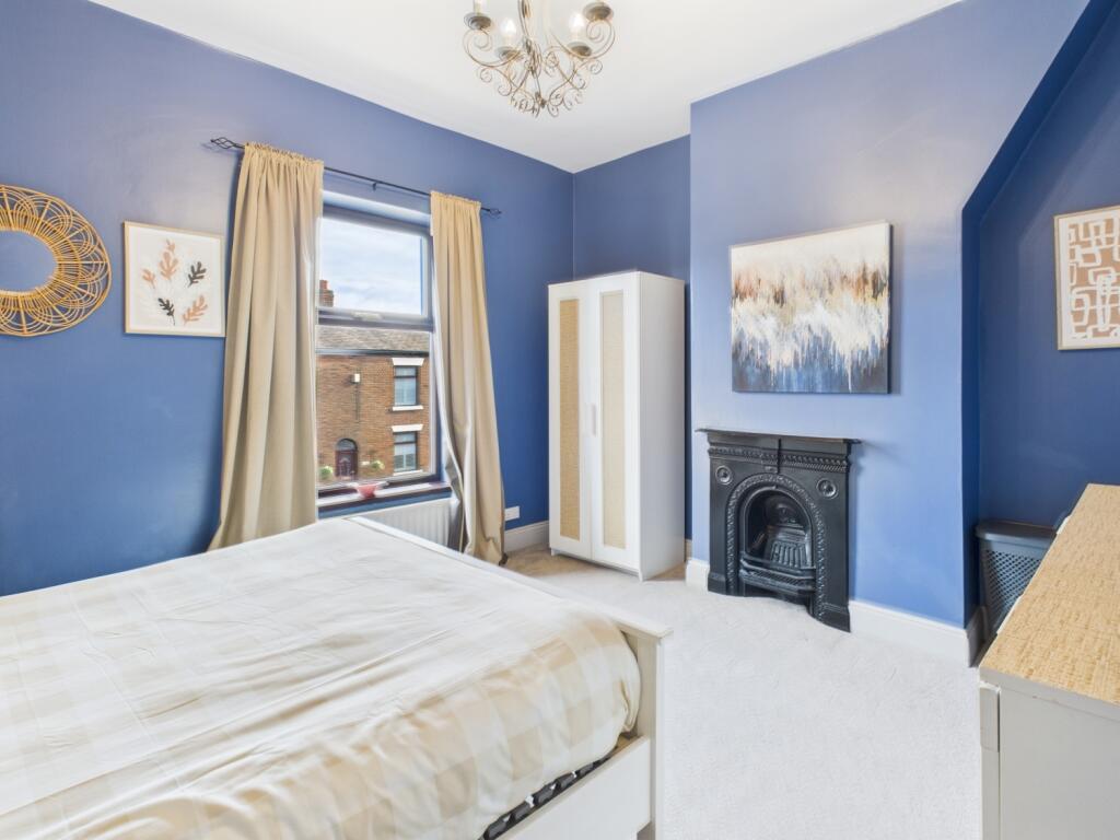 CAM03729G0-PR0161-STILL008