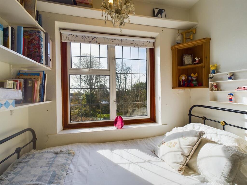 bed 4 window .jpg