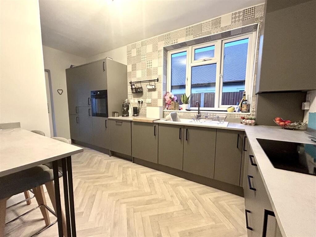 Kitchen 2.jpg