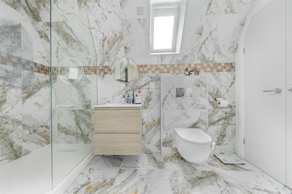 EN-SUITE SHOWER ROOM (2)