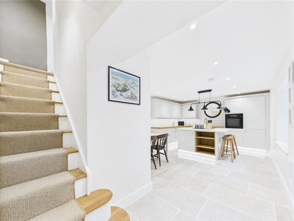 KITCHEN/DINING AREA
