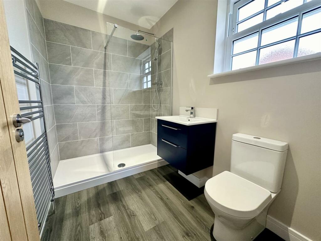 en suite shower room.JPEG