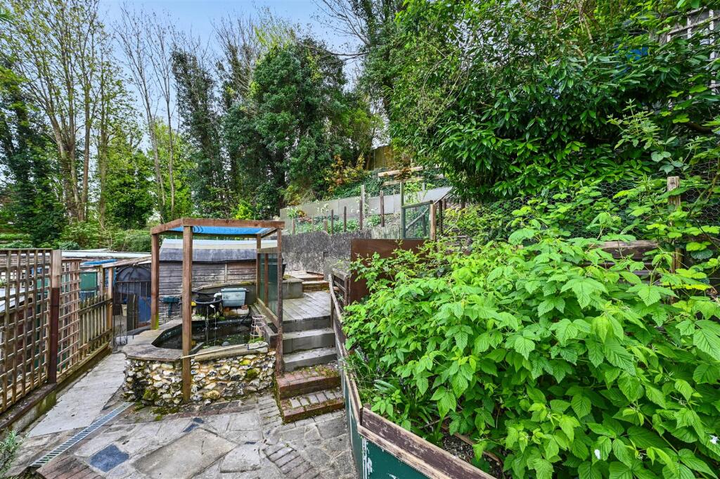 WH - 41 Rossdale - GardenC1 (1).JPG