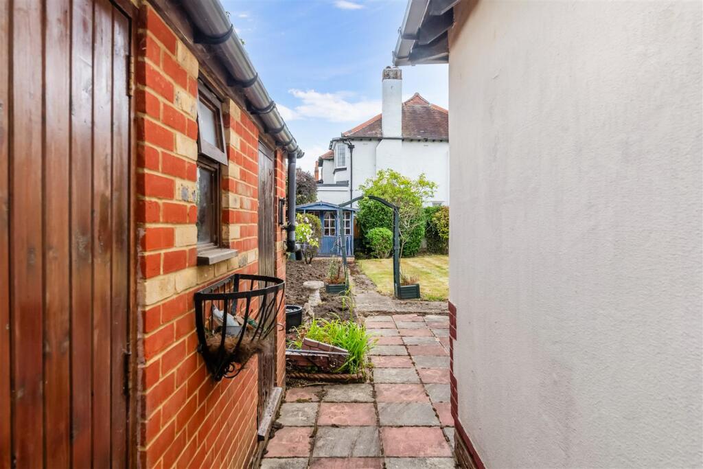 WHITEHORSE DRIVE,  GARDEN- (5).jpg