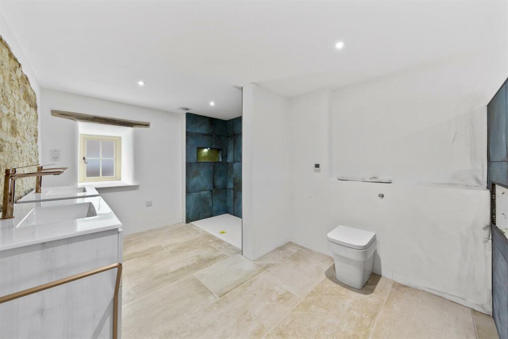 Family Bathroom 1.jpg