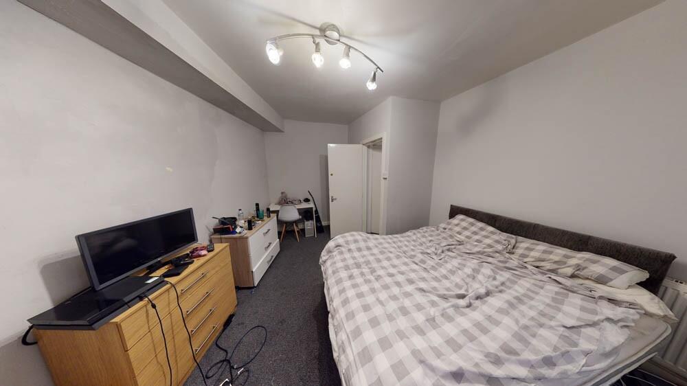 Well-presented double bedroom with a double bed...