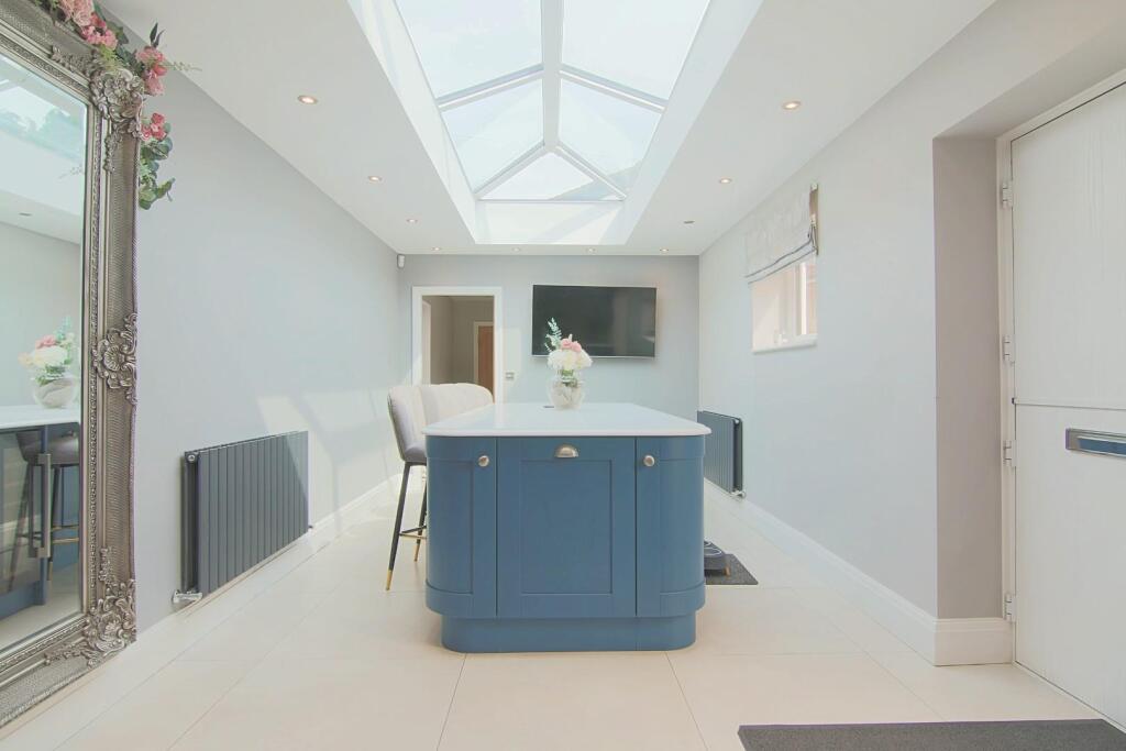 KITCHEN/ISLAND