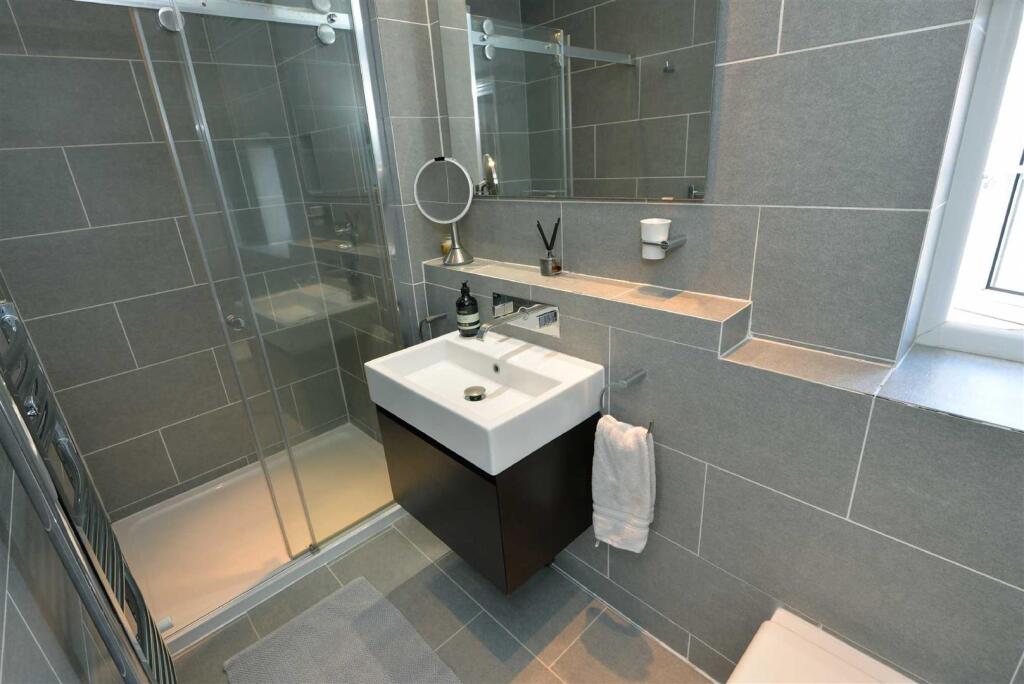 Bed1Ensuite3_page-0001.jpg