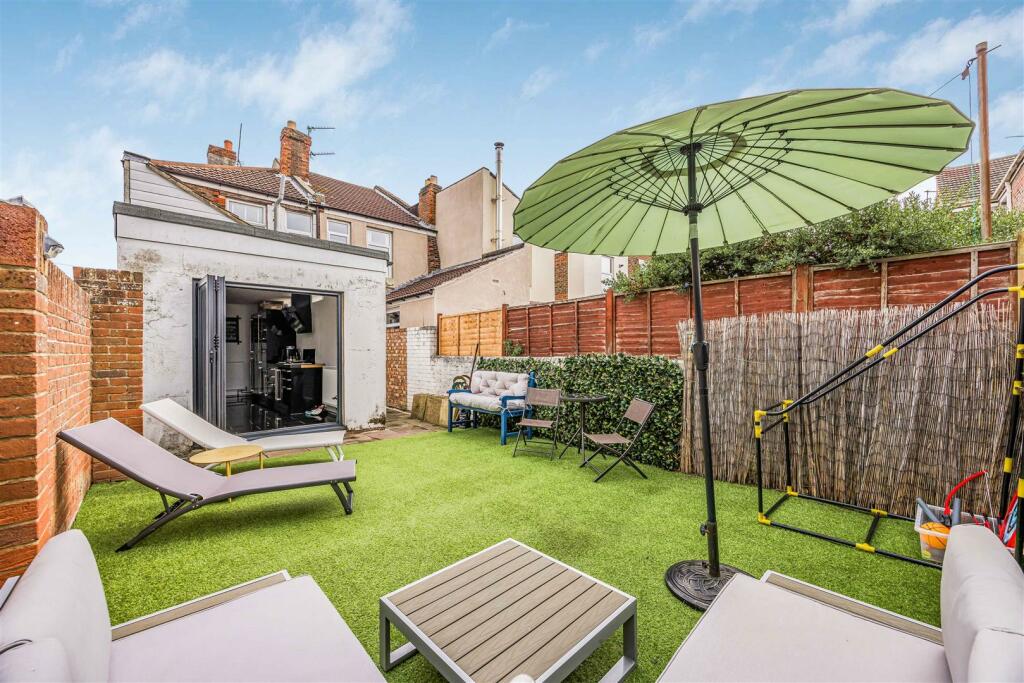 2 Wykeham Avenue, Portsmouth-Small-PorticoMarketin