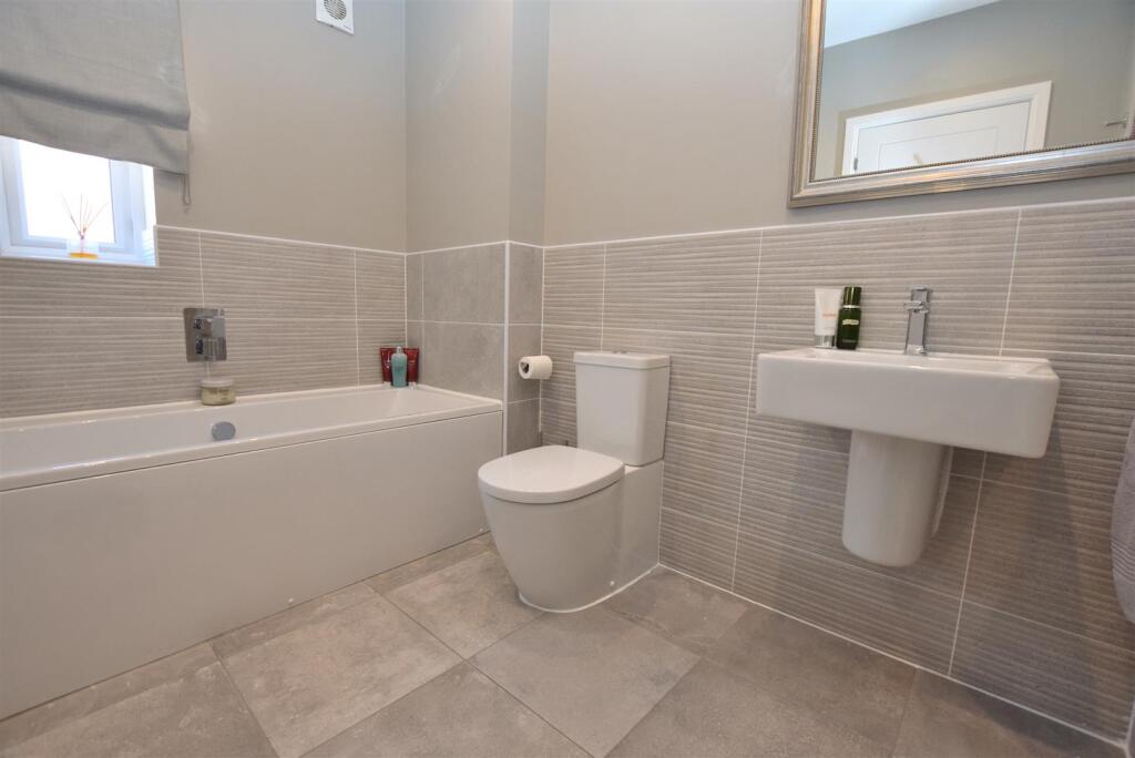 Contemporary En-Suite Bathroom