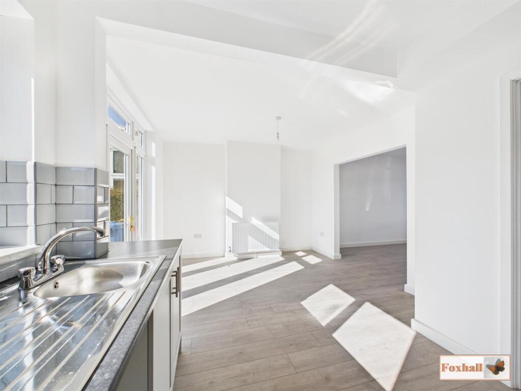 Kitchen / Dining Area