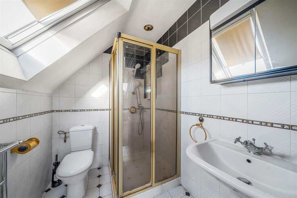 Top Floor En Suite.jpg