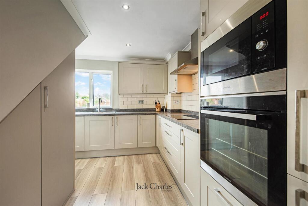 8 Twyford Rd, TN11 0HJ 005.jpg