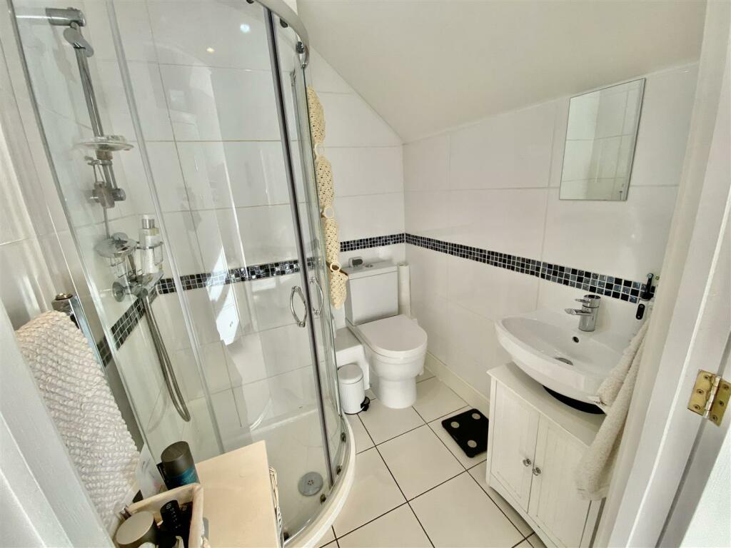 EN-SUITE SHOWER ROOM