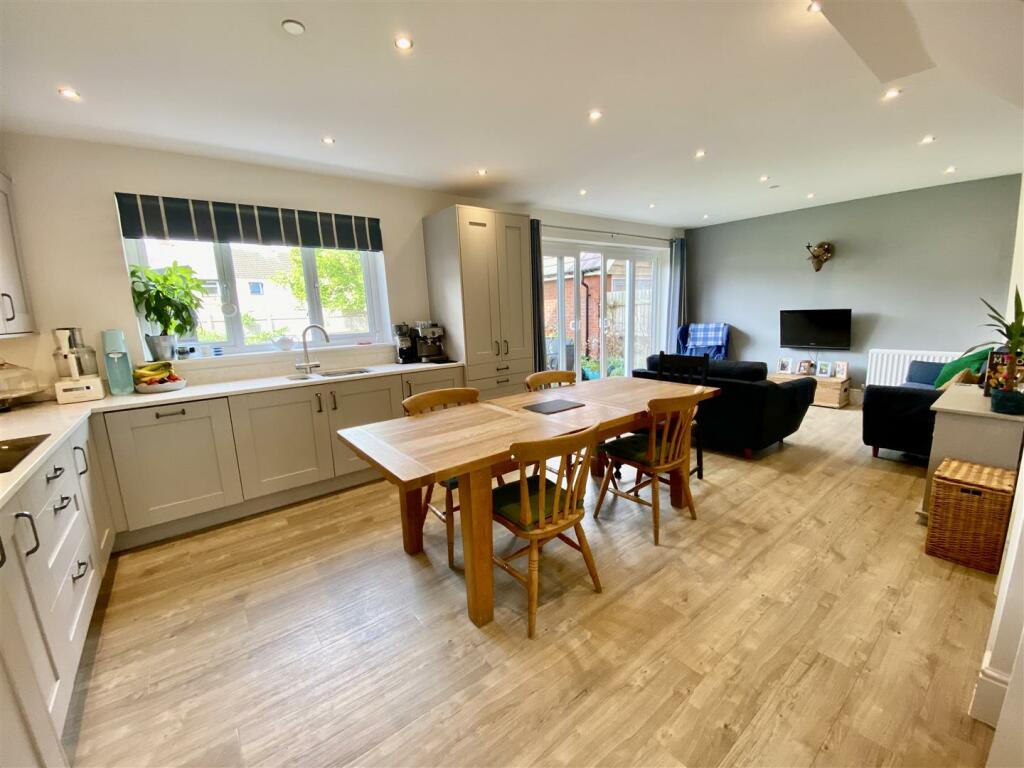 KITCHEN/DINING ROOM