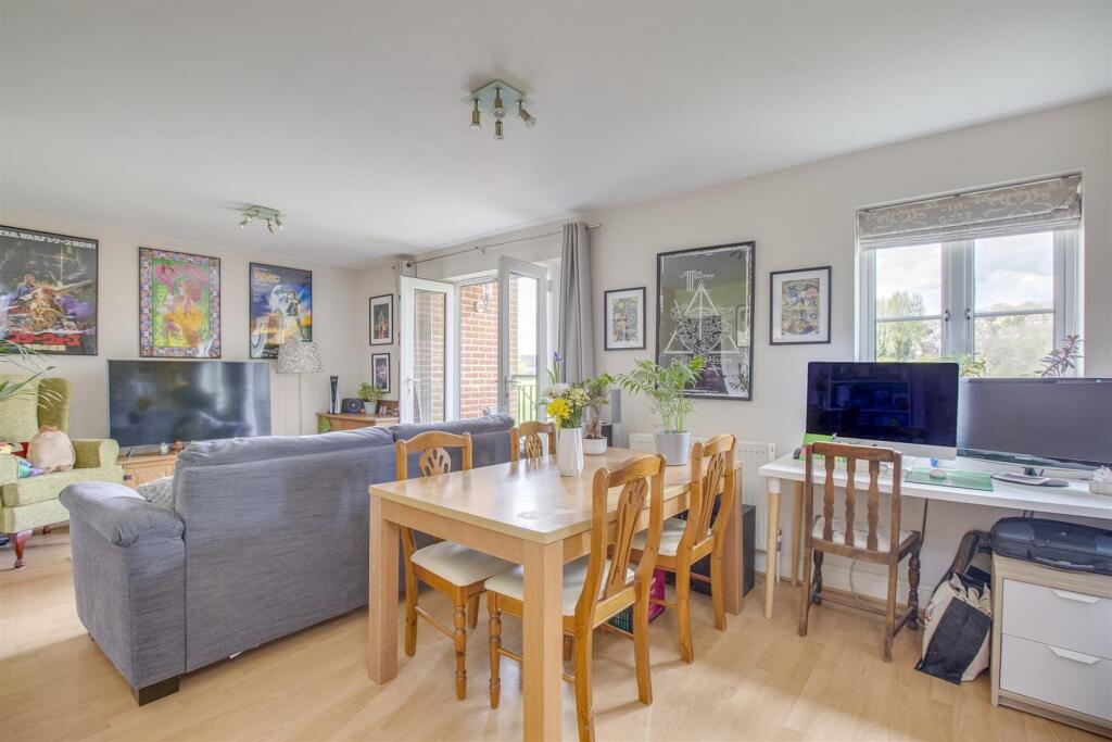 17 Wye Gardens, Fryers Lane, HP12 3DU-11.jpg