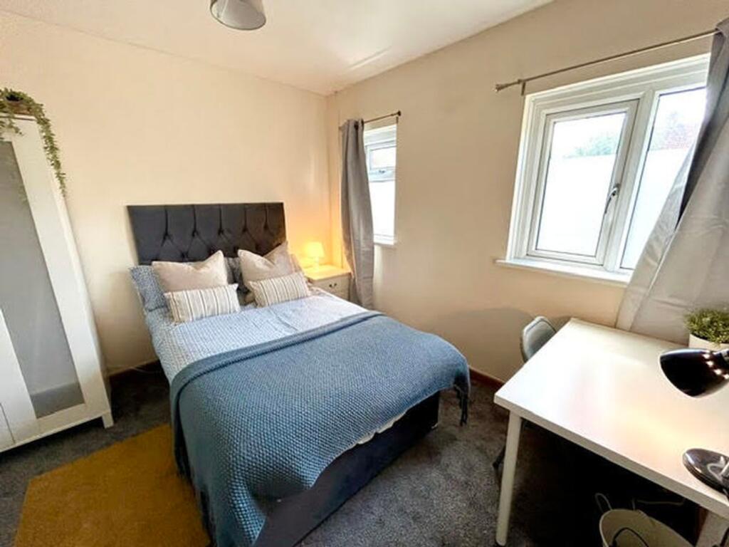 A cozy double bedroom featuring stylish decor, ...