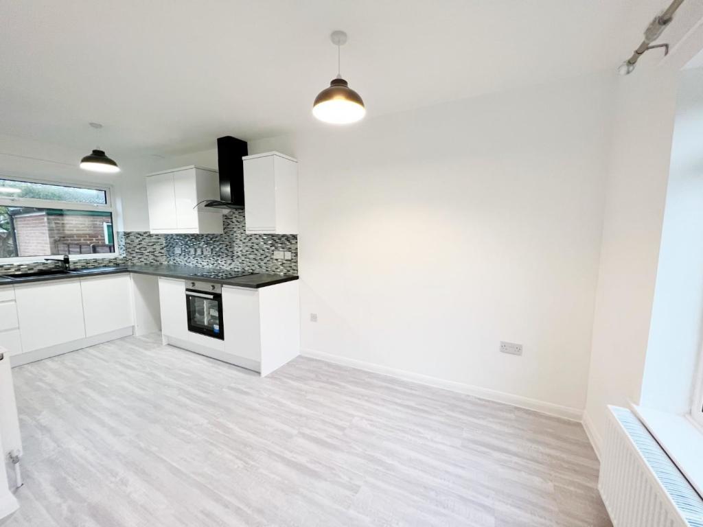 Kitchen pic 2.jpg