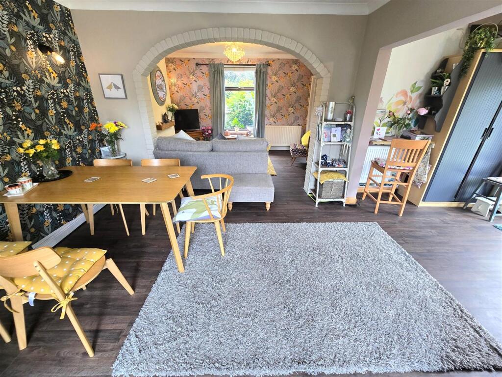 Sitting Room/Dining Room