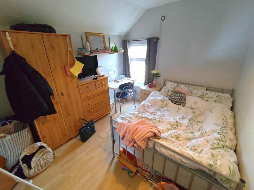 First floor rear bed