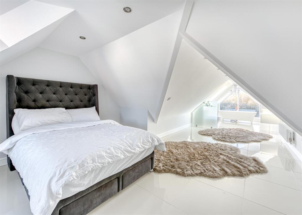 37 Deaconsfield-bed1.jpg