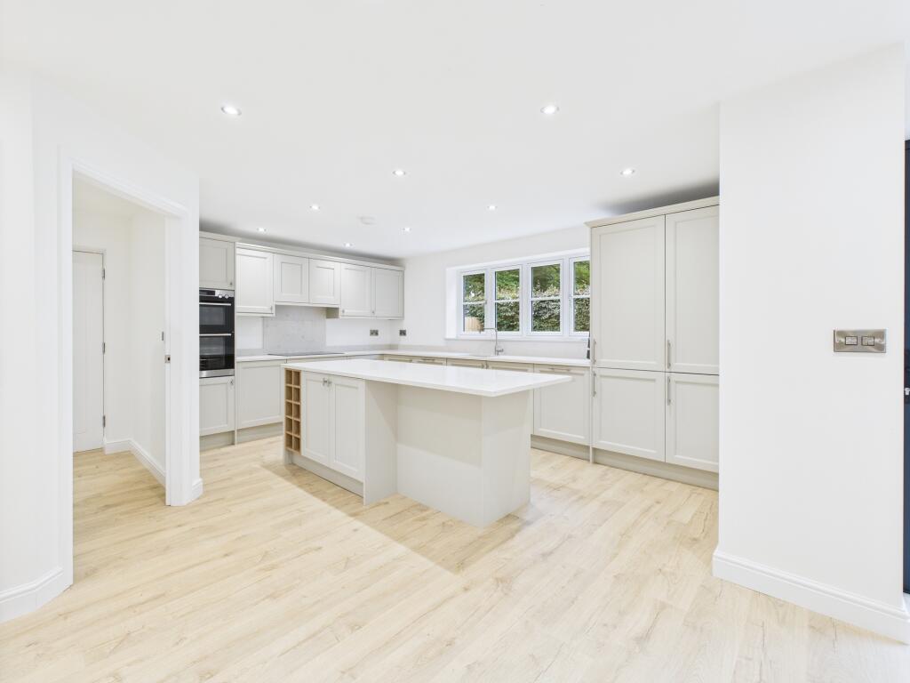 CAM04825G0-PR0117-STILL003