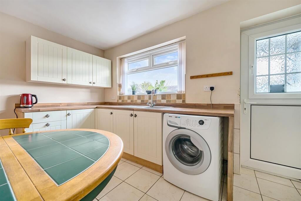 KITCHEN/ DINING ROOM