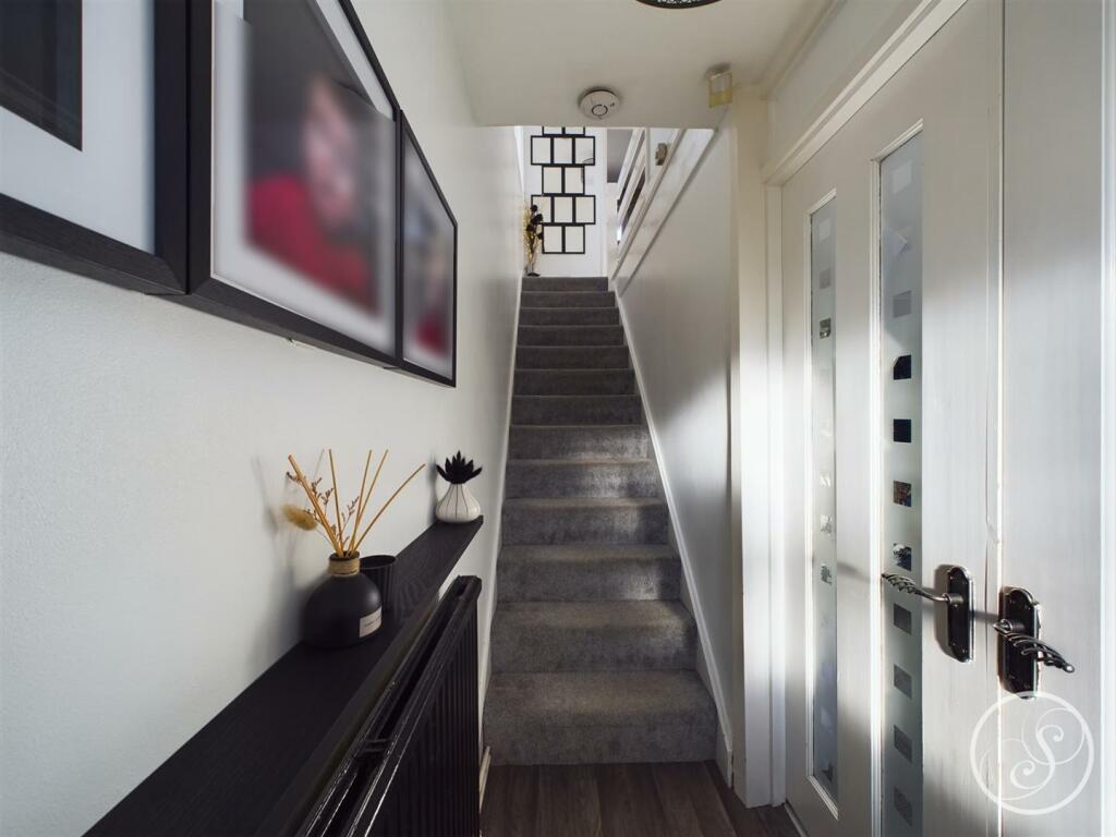 FIRST FLOOR LANDING