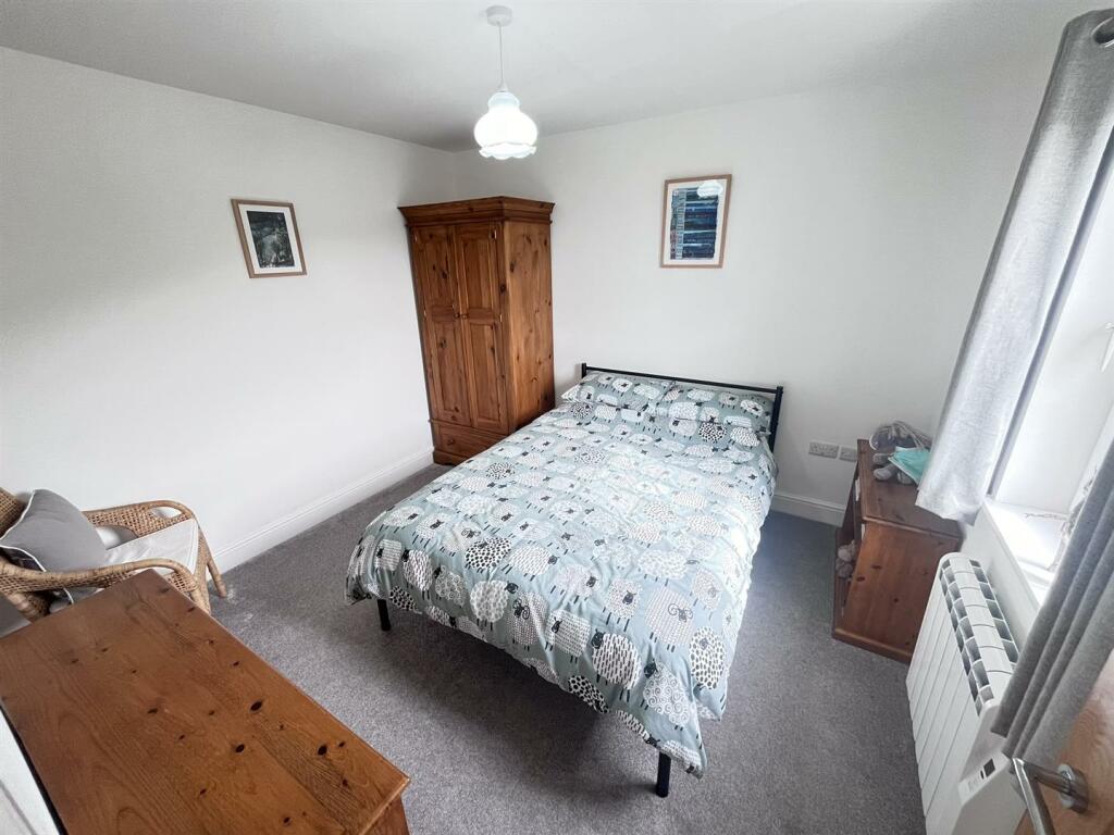 Front bedroom 4