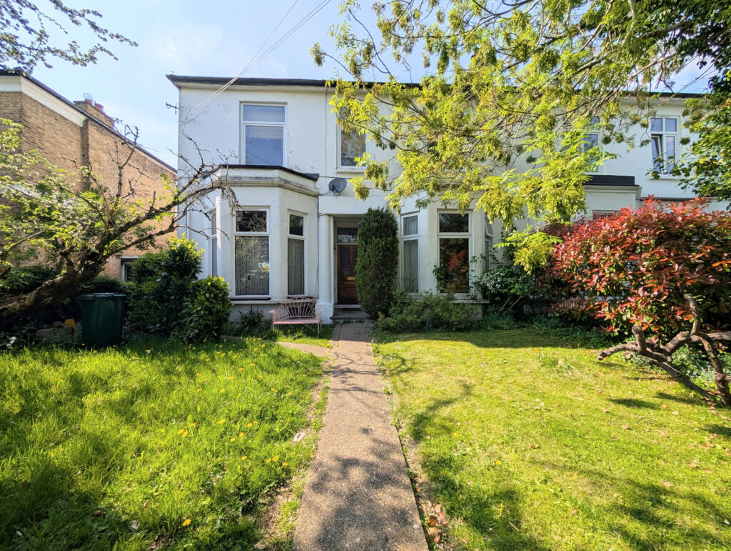 2/3 Bed Maisonette with Garden