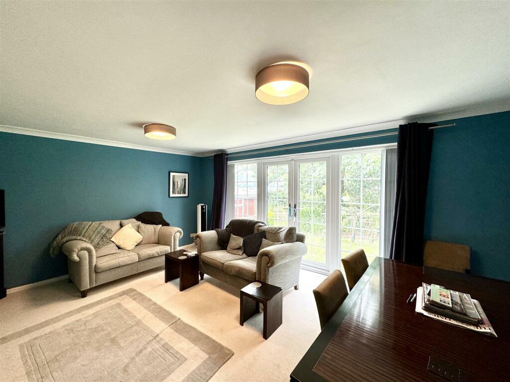SITTING/DINING ROOM
