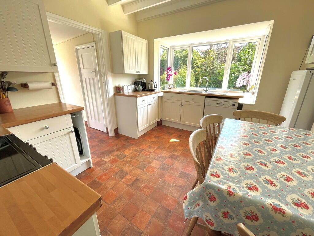 2 Cudlow Ave Kitc...