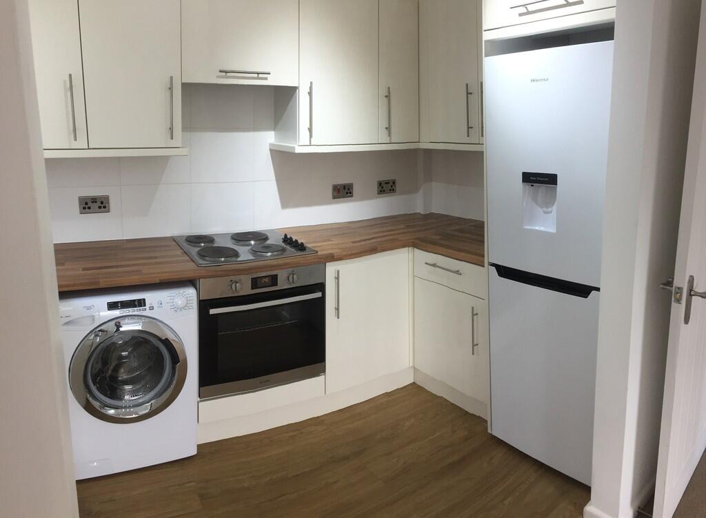 Kitchen right cop...