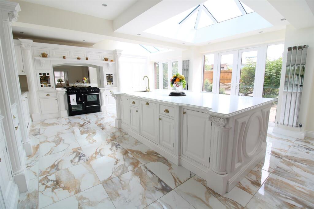 KITCHEN BREAKFAST AREA
