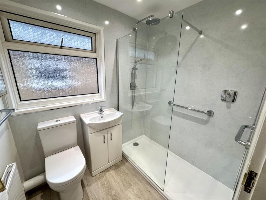 SHOWER ROOM