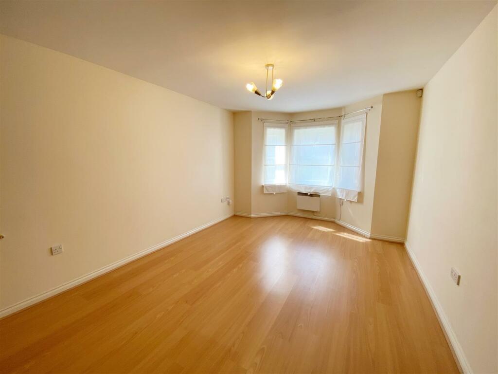 Lounge 1.jpg
