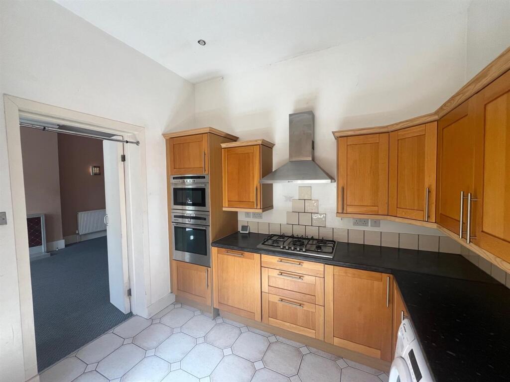 Kitchen 2.jpg