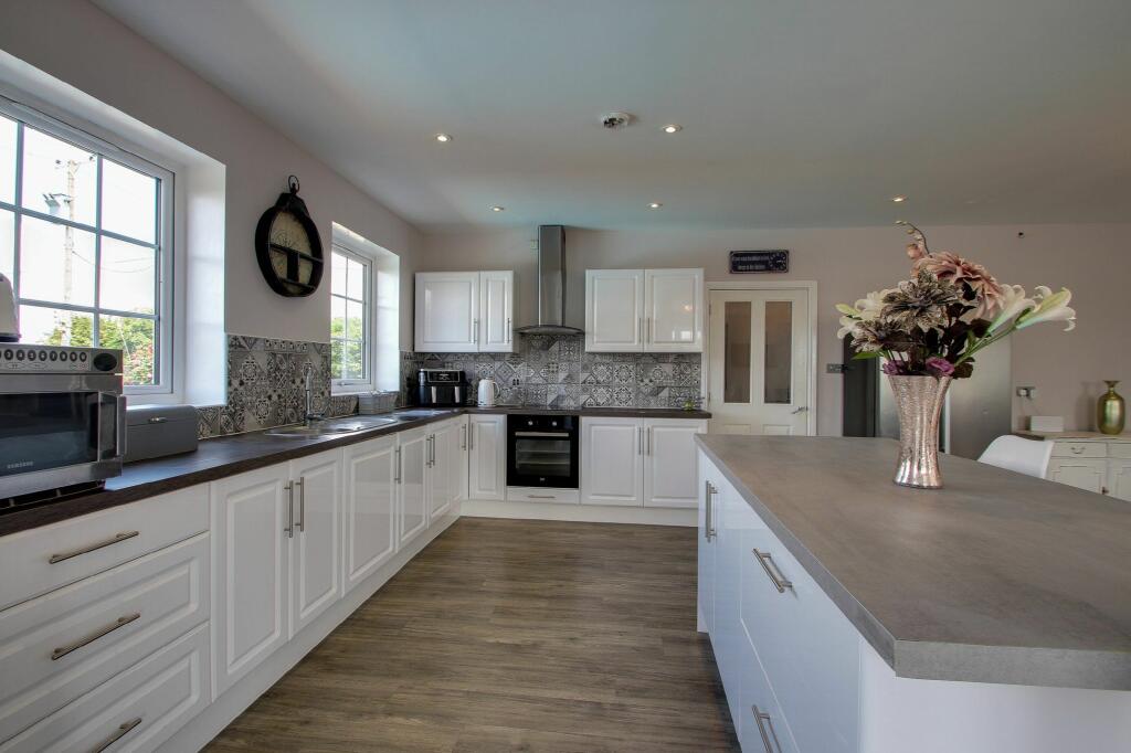 KITCHEN/DINER/FAMILY ROOM