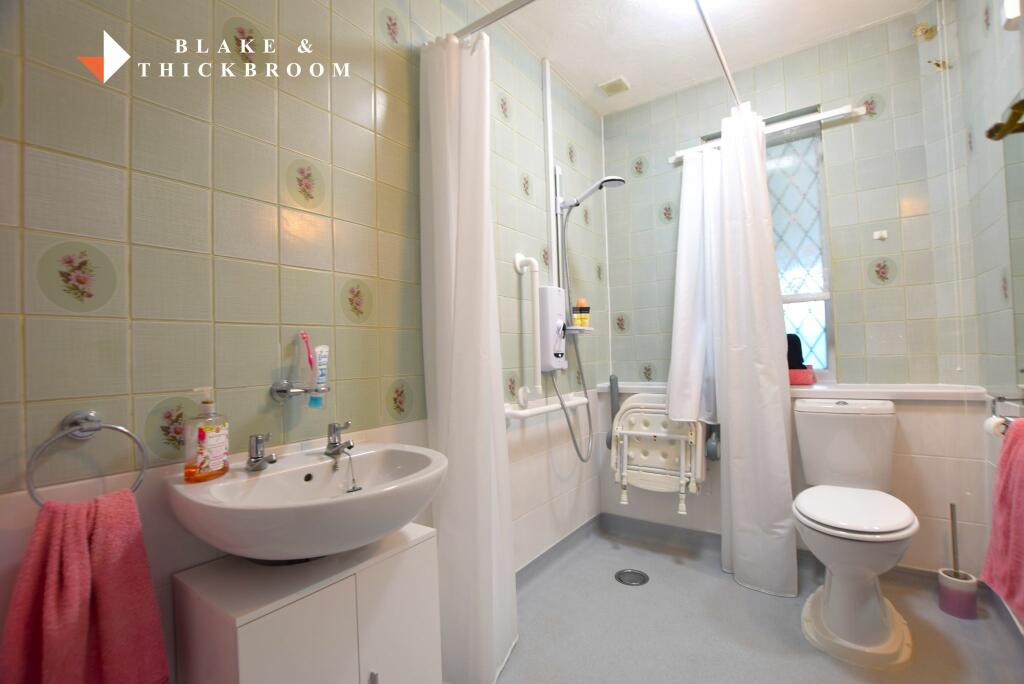 GROUND FLOOR SHOWER ROOM