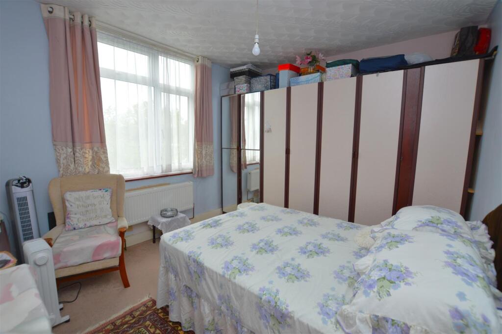 53 Hounslow Avenue bed2.JPG