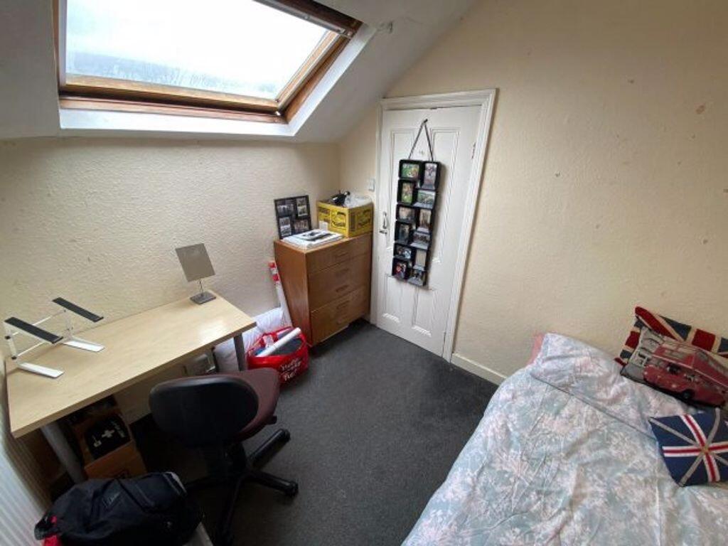 A compact and tidy single bedroom featuring a s...