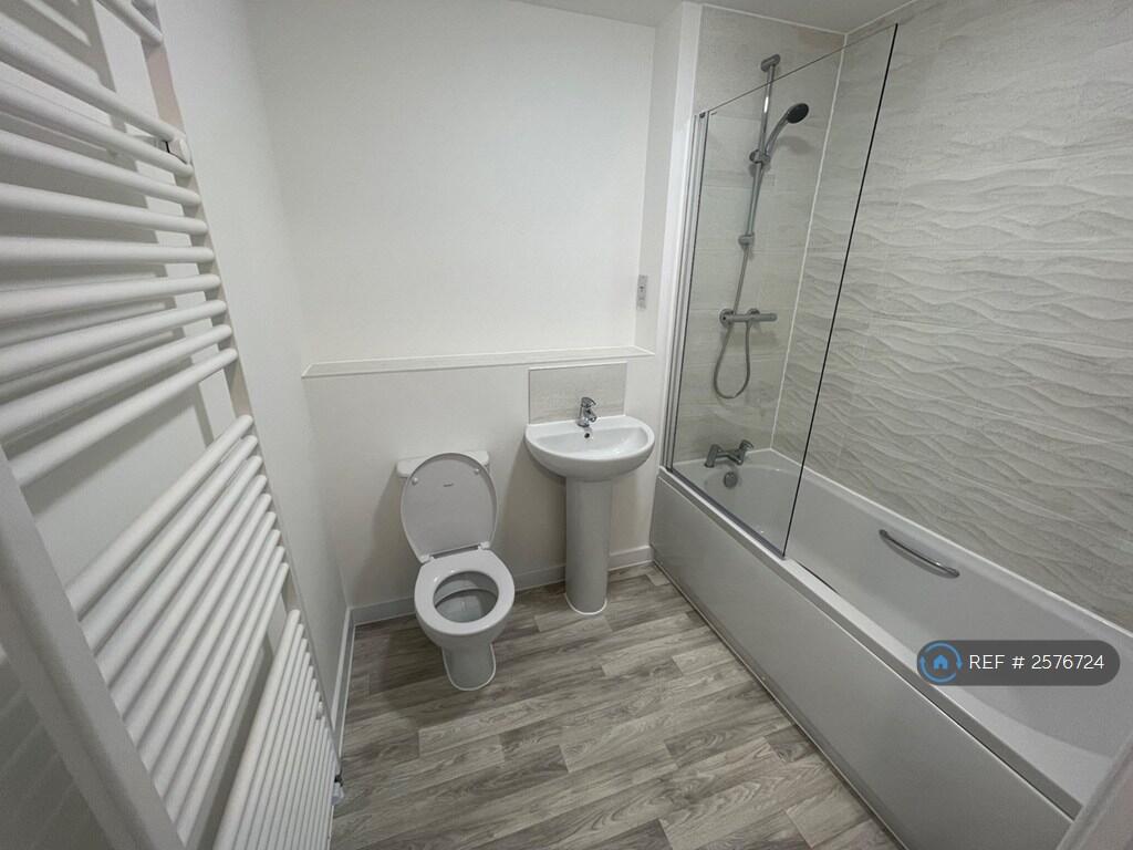 Main Bathroom With Full-Size Bath