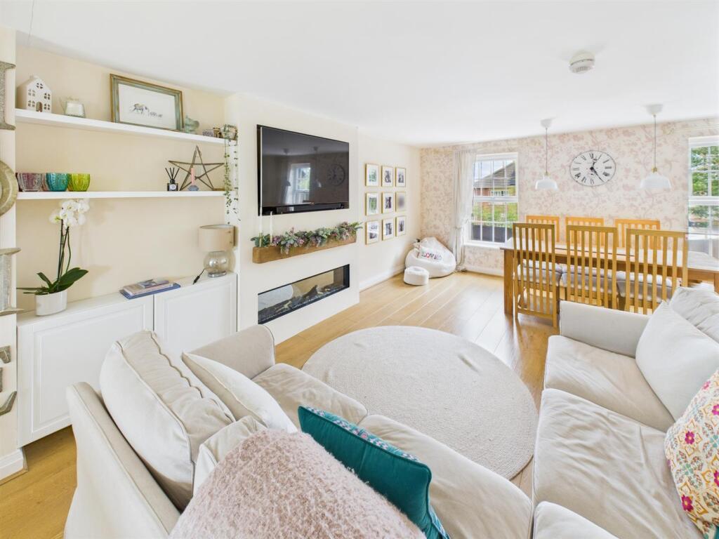 Fabulous U-Shaped Open Plan Living Space