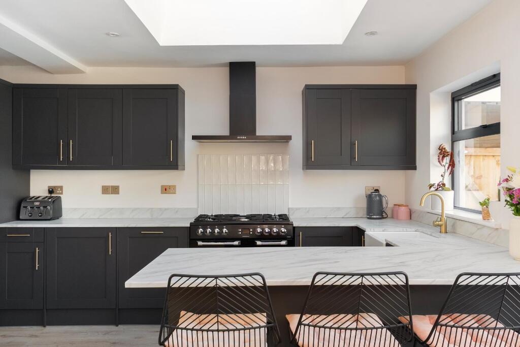 7L5RBD - Kitchen E.jpg