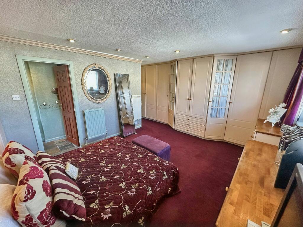 Large Bedroom With En-Suite